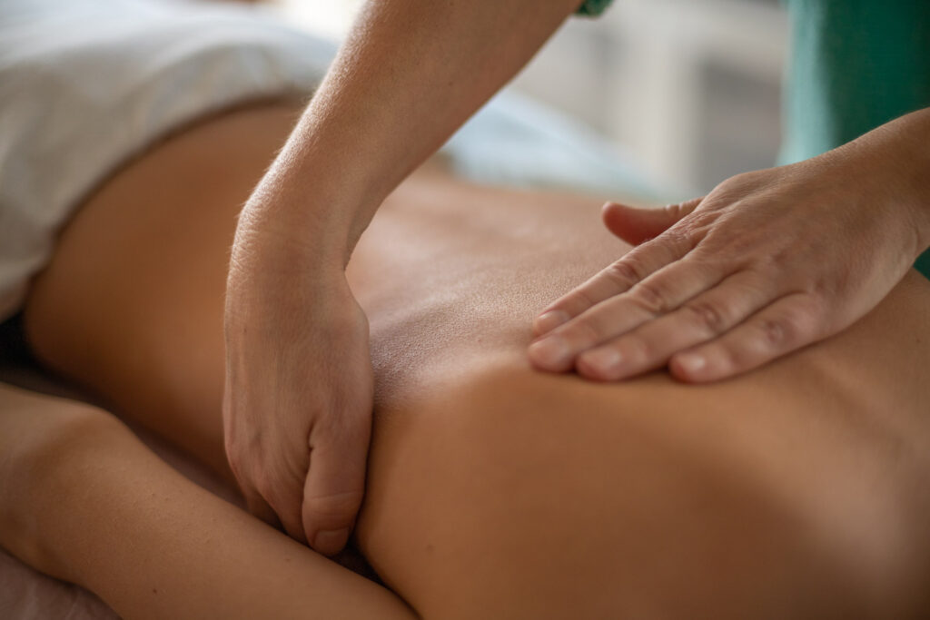 massage bien-être aux huiles essentielles qui réduit le stress, la tension générale du corps